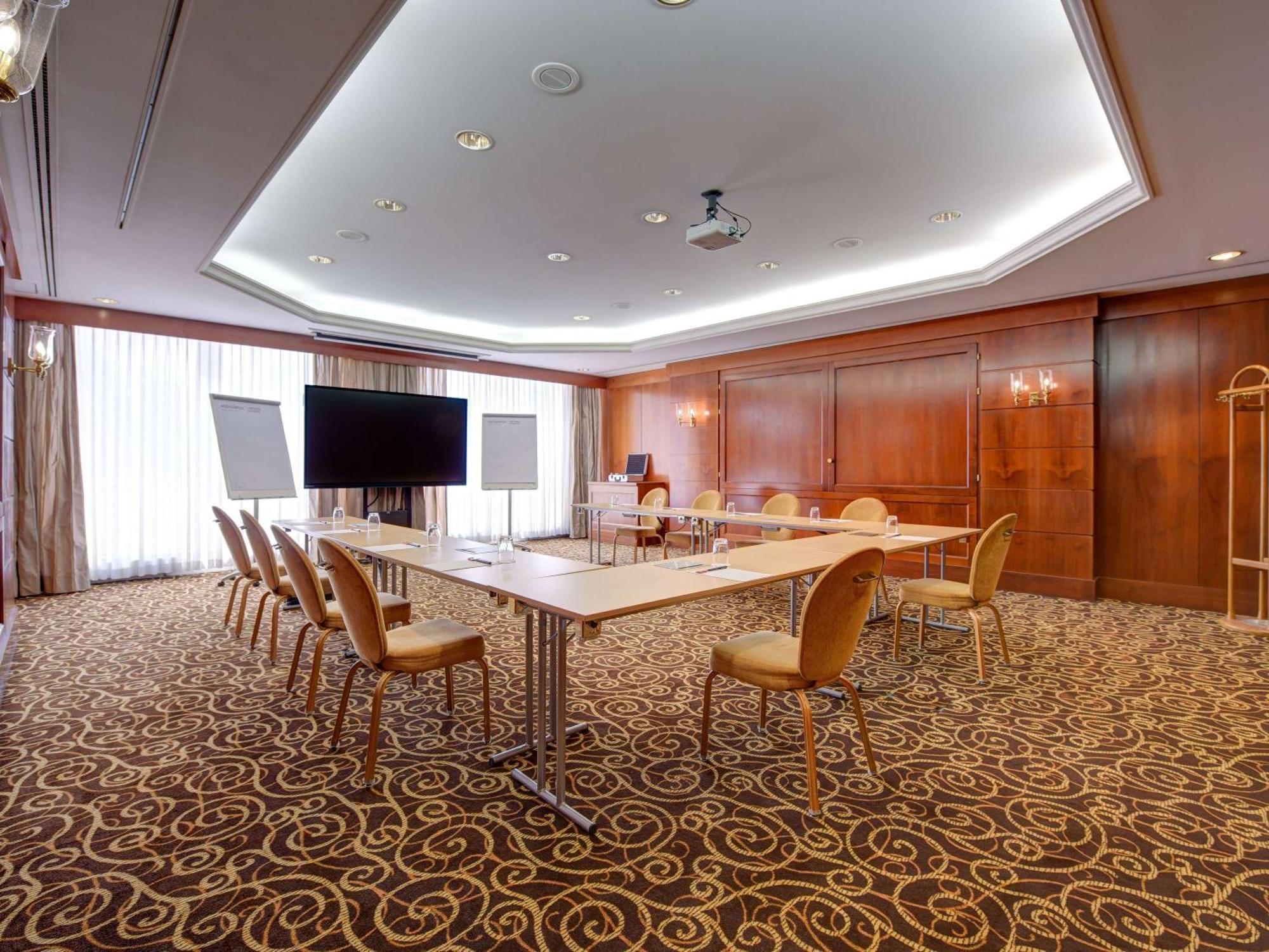 Moevenpick Geneva Hotel 4*